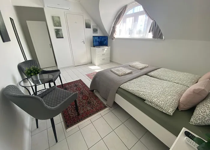 Lillybeth Lakeside בית הארחה