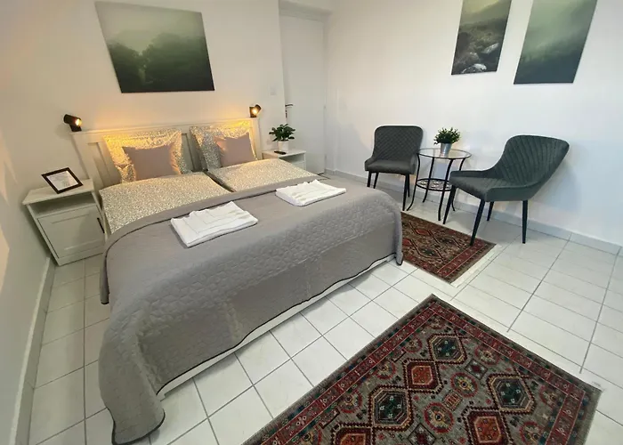 Lillybeth Lakeside בית הארחה 3*