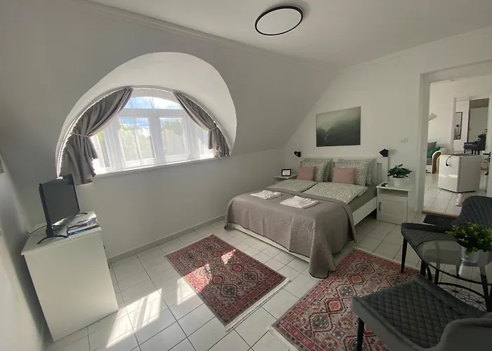 בית הארחה Lillybeth Lakeside 3*