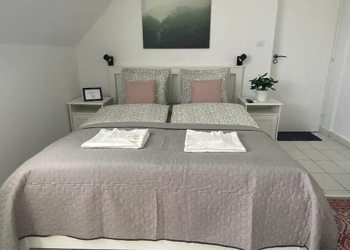 Lillybeth Lakeside בית הארחה