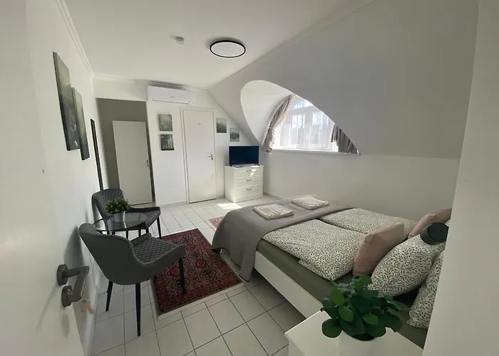 Lillybeth Lakeside בית הארחה 3*