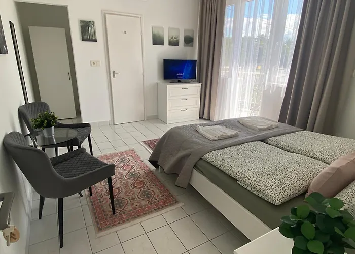 Lillybeth Lakeside בית הארחה 3*